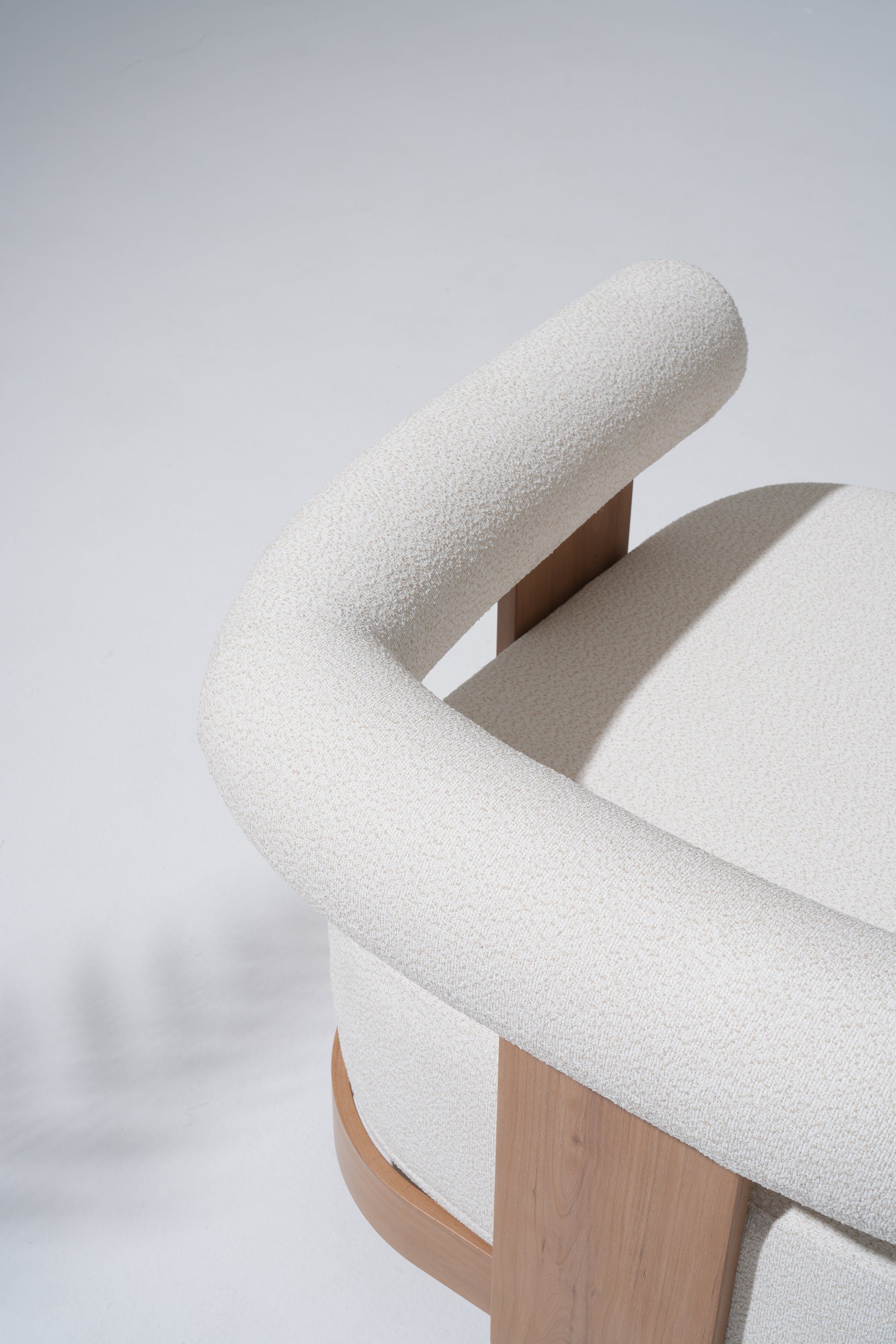 Cassie Wood-Look Aluminum Outdoor Swivel Club Chair, 360° Rotating, Textured White Cushon