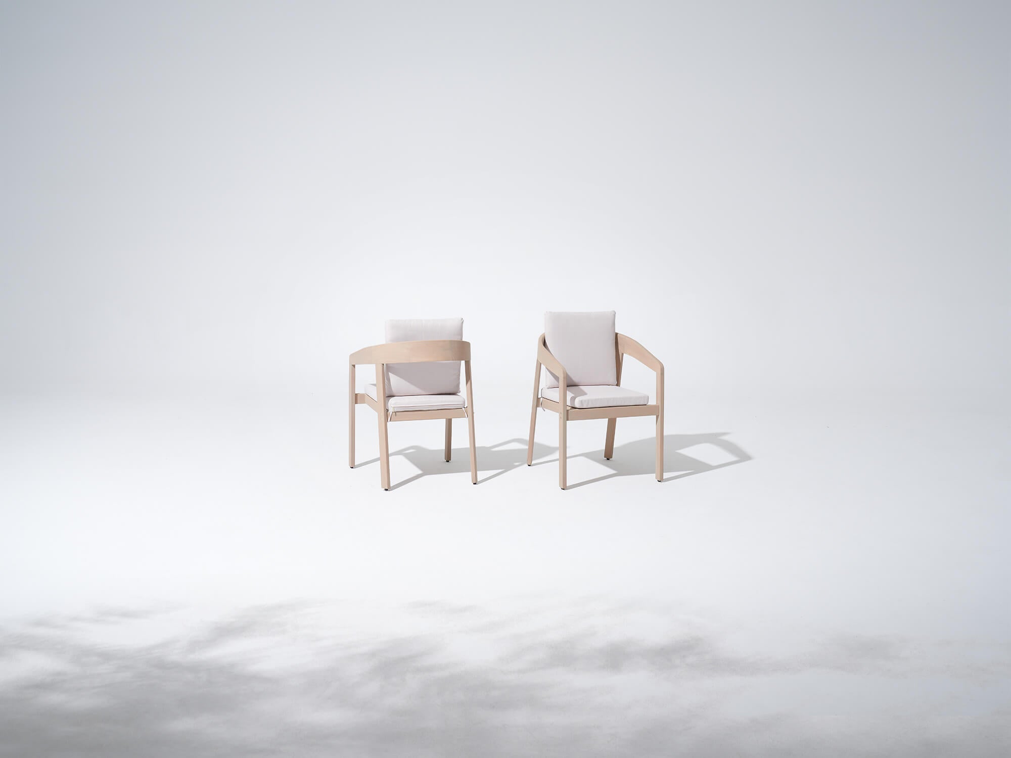 Eucalyptus Wood Outdoor Dining Chairs With Curved Backrest, White Cushions - Jardina Premium Modern Outdoor Dining Furniture