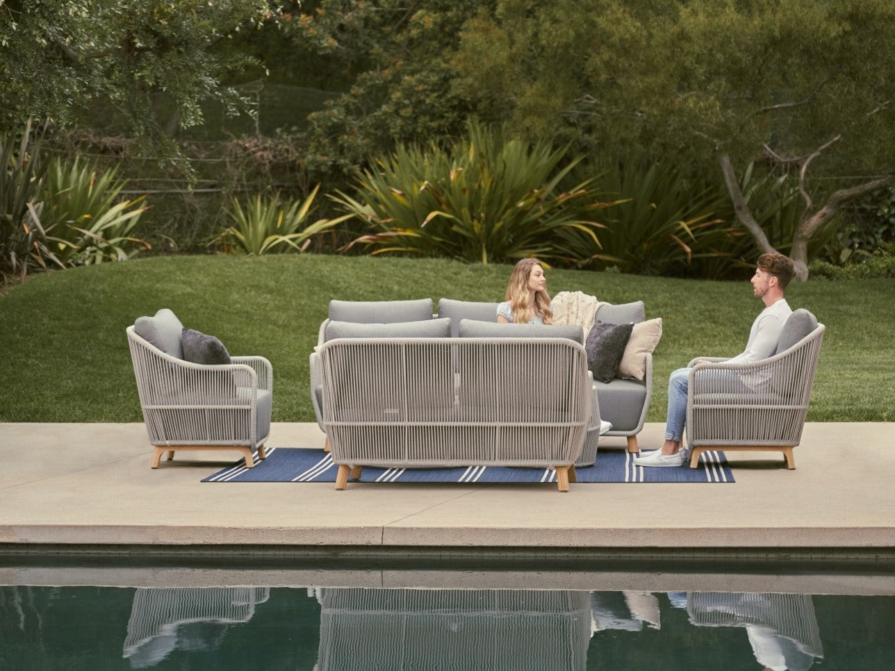 Plena 5-Piece Outdoor Conversation Set, Teak Wood w/ handwoven Rope, Gray