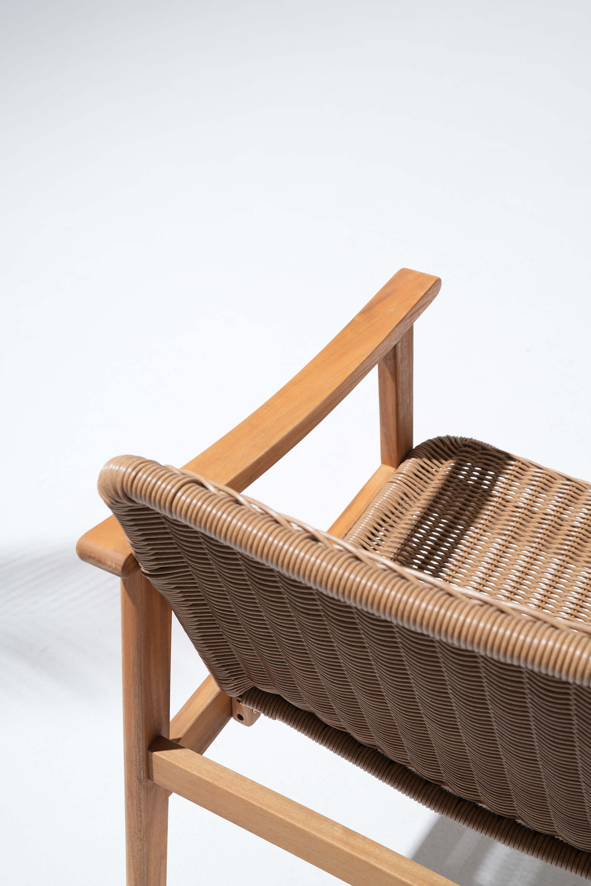 Wicker chair armrests with acacia wooden frame