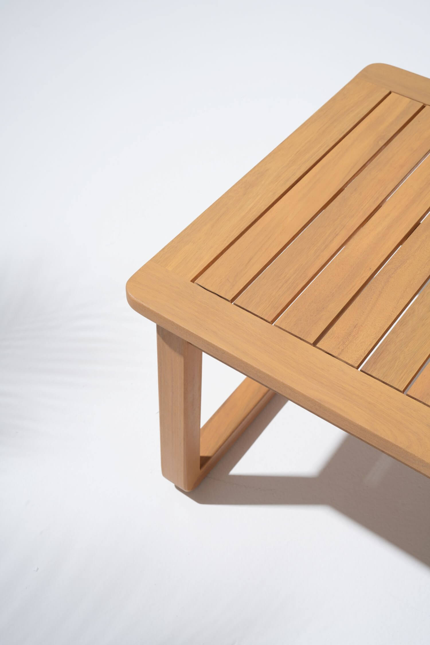 Noto outdoor coffee table wooden top detail - Jardina Modern Premium Outdoor Patio Furniture