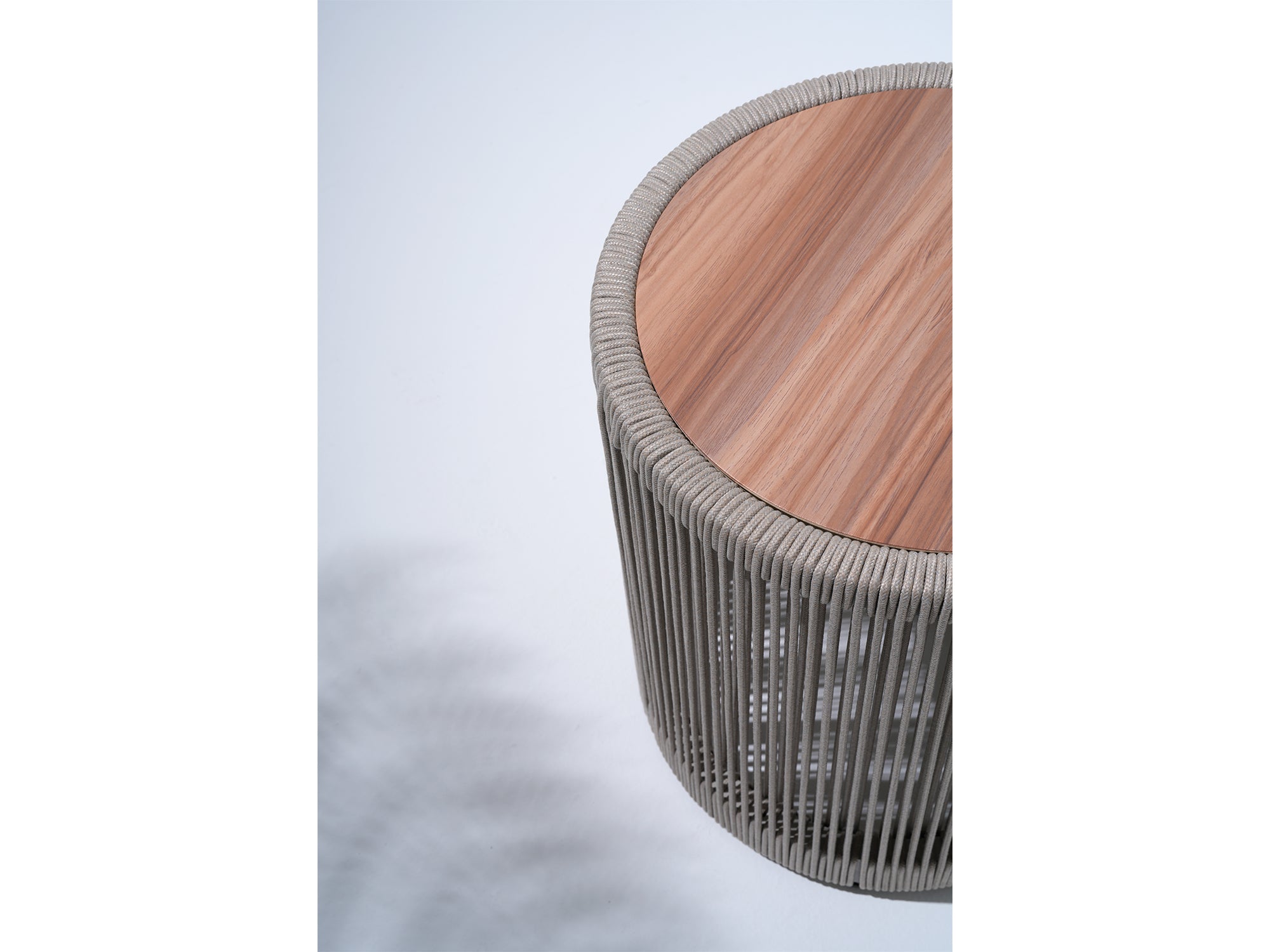 Irati Outdoor furniture Set round coffee table, rope and tabletop detail - Jardina Premium Modern Outdoor Patio Furniture