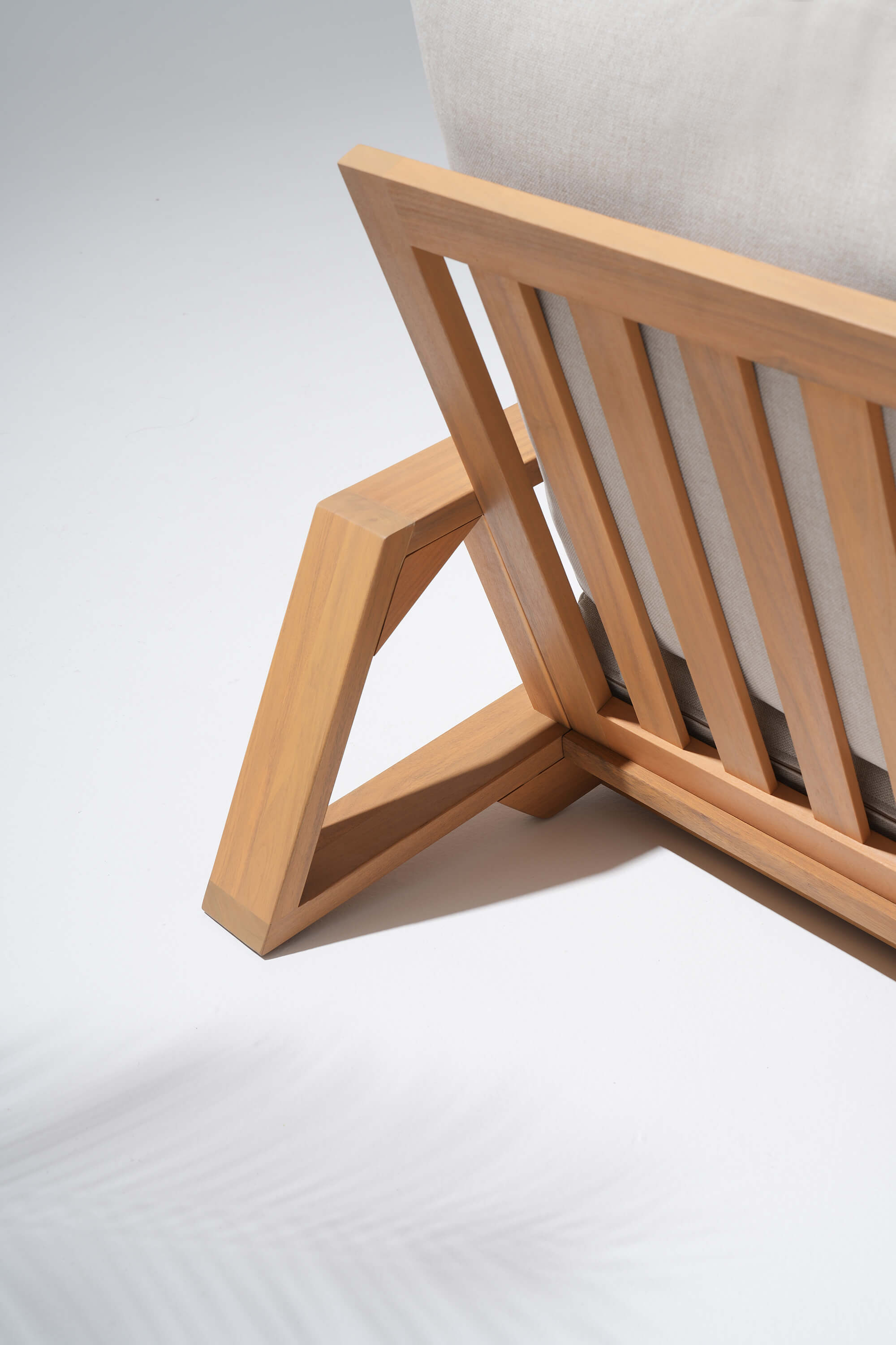 NOTO low back deasign Wooden chair backrest detail
