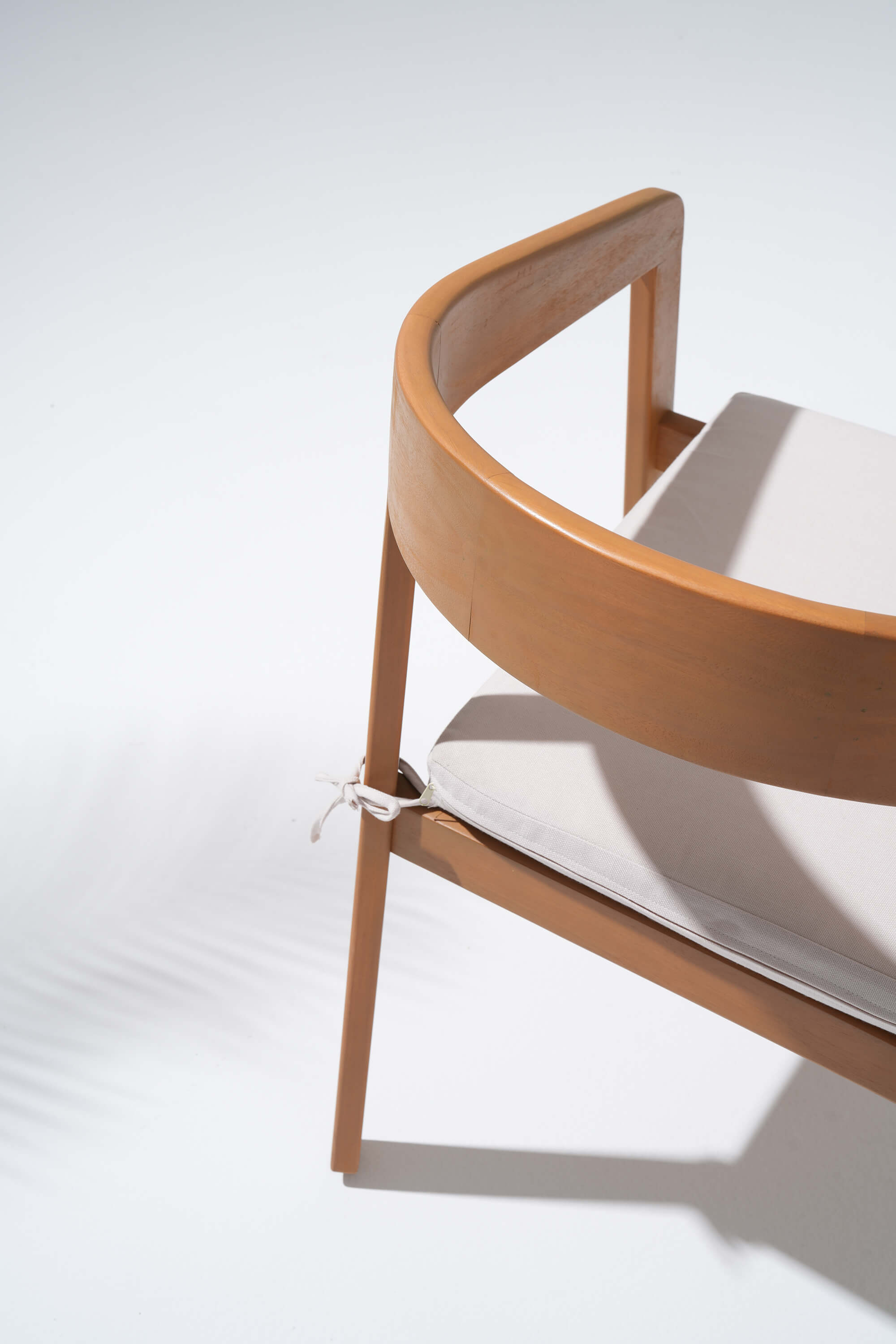 Wooden crib with curved backrest detail - Jardina’s Modern Premium Outdoor Furniture