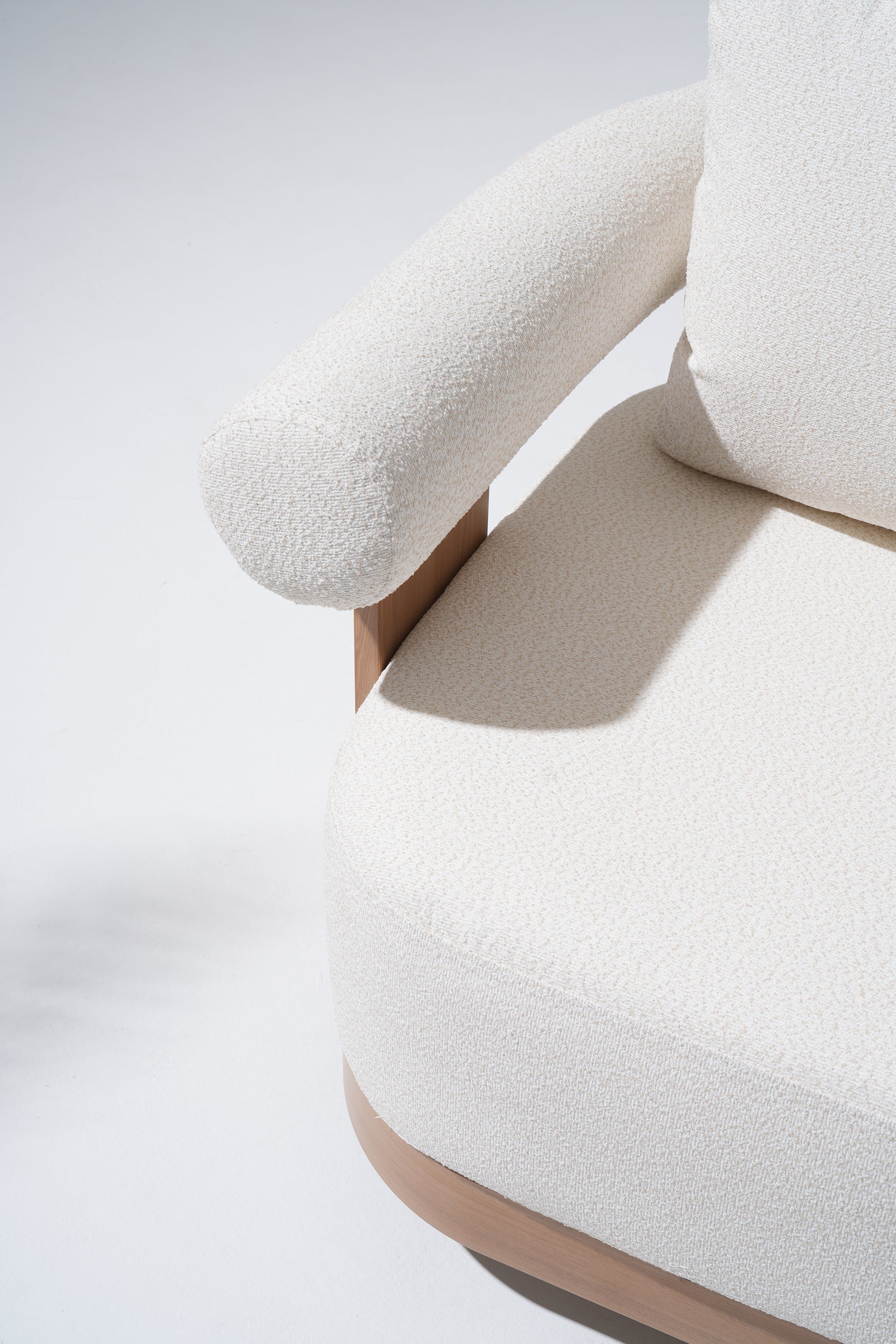 Cassie Wood-Look Aluminum Outdoor Swivel Club Chair, 360° Rotating, Textured White Cushon