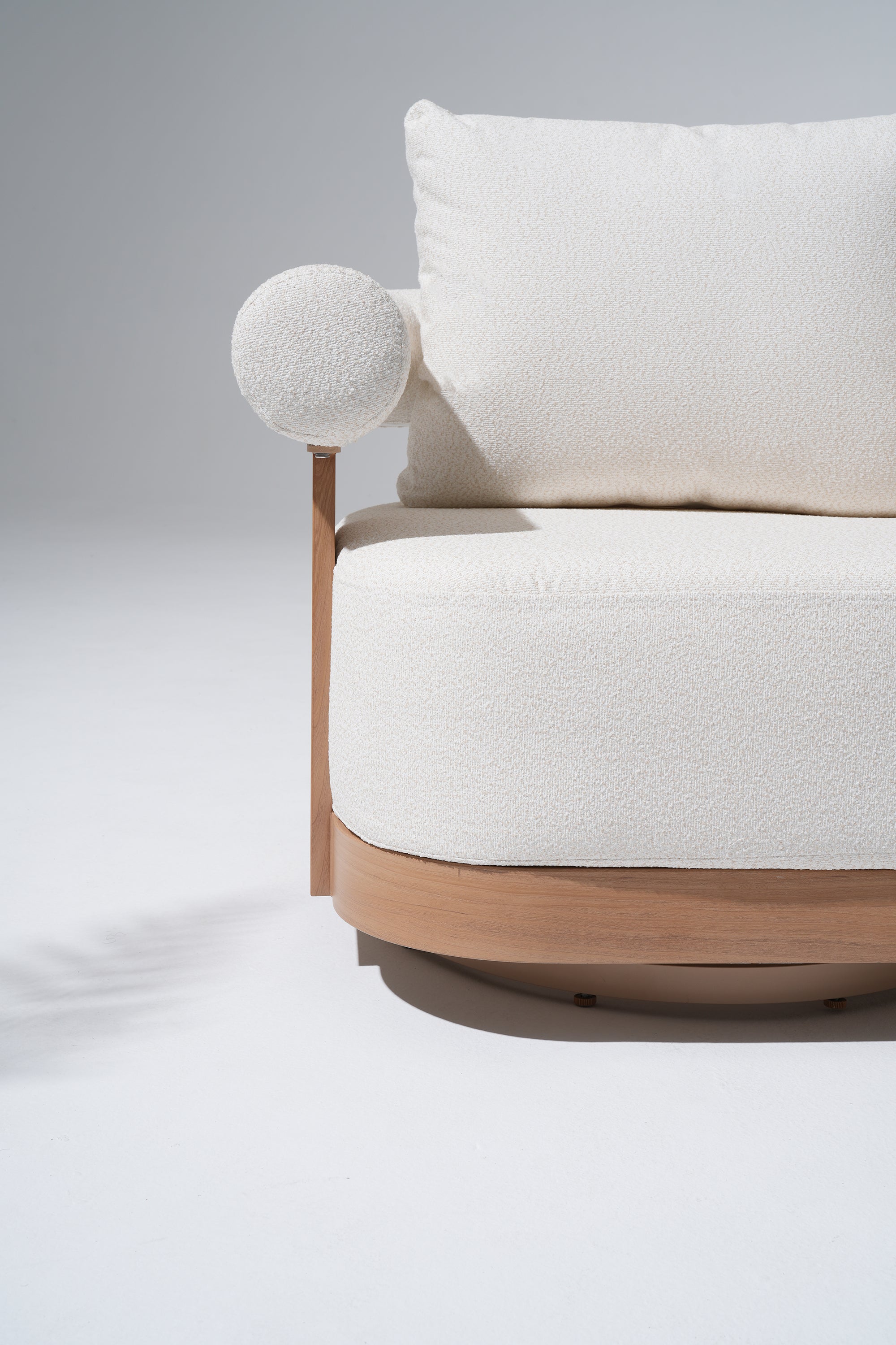 Cassie Wood-Look Aluminum Outdoor Swivel Club Chair, 360° Rotating, Textured White Cushon
