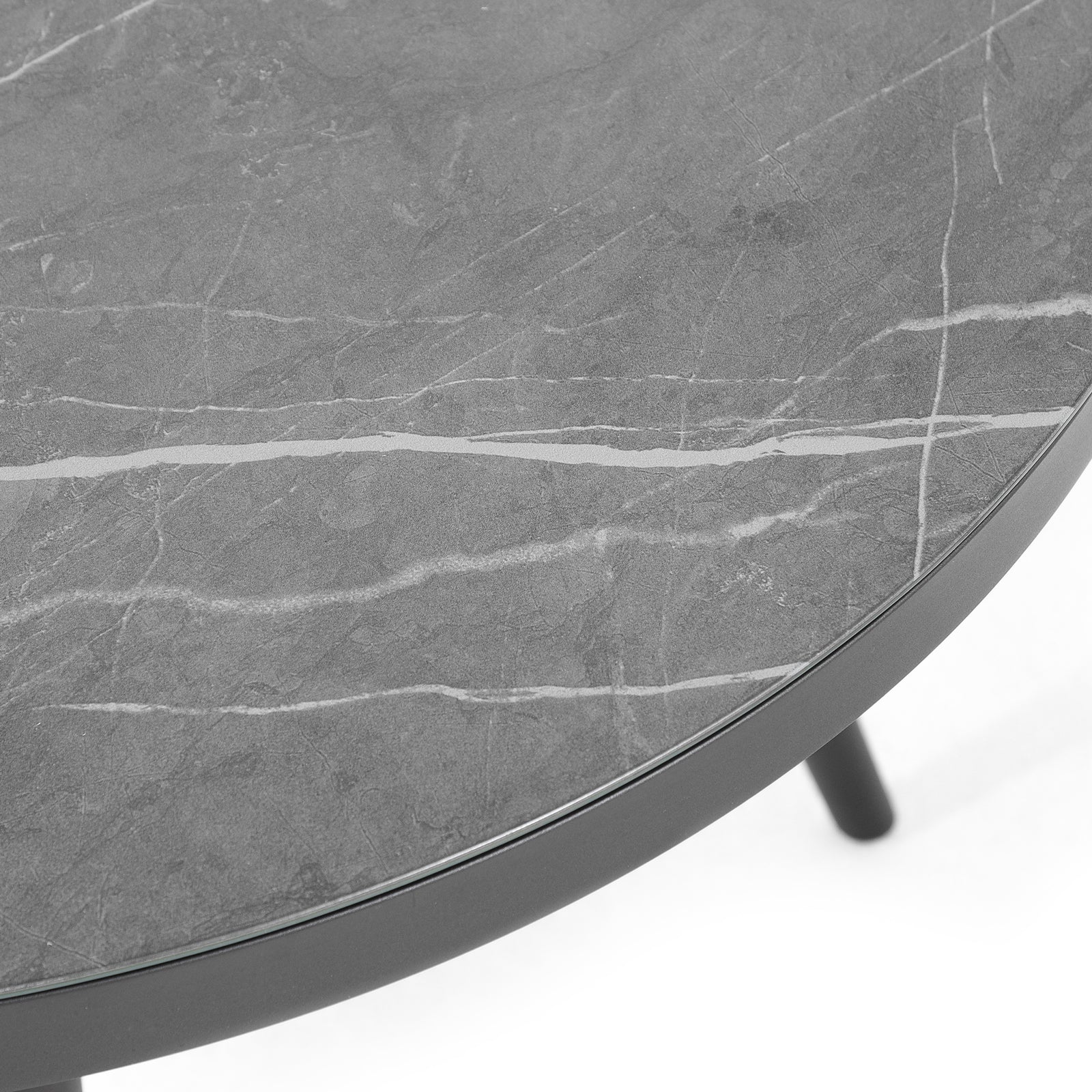 Comino dark grey aluminum table with glass top, tabletop detail - Jardina Furniture